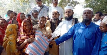 কলাপাড়ায় দরিদ্র নারীর পাশে কেন্দ্রীয় যুবলীগ নেতা