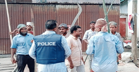 সিরাজগঞ্জে দোকান বসানো নিয়ে দুই গ্রামবাসীর সংঘর্ষ আহত ২৭