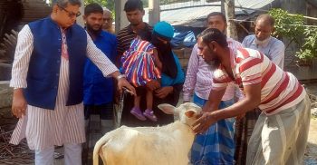 কুয়াকাটায় উচ্ছেদে ক্ষতিগ্রস্ত পরিবারের মাঝে কম্বল বিতরণ