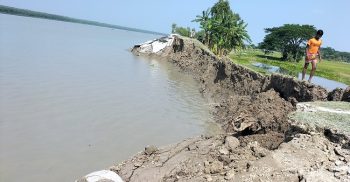 কলাপাড়ায় আন্ধারমানিক নদীতে গিলে খাচ্ছে বন্যা নিয়ন্ত্রণ বেড়ি বাঁধ