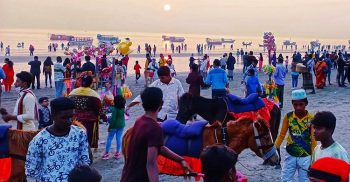 দর্শনার্থী, সাধু, সন্যাসী ও ভক্তবৃন্দের পদচারনায় মুখরিত সৈকত কুয়াকাটা