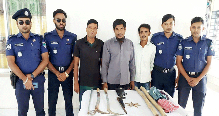 দেবহাটায় ডাকাতির প্রস্তুতিকালে গুলি ও রামদাসহ গ্রেফতার ৩