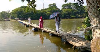 নড়বড়ে হয়ে গেছে কলাপাড়ার ভাসমান সেই কাঠের সেতু