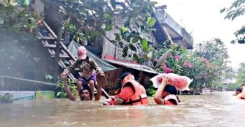 ফিলিপাইনে বন্যায় বাড়িঘর ছেড়েছে হাজারো মানুষ