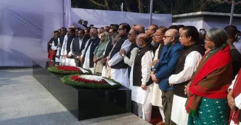 বঙ্গবন্ধুর প্রতিকৃতিতে আ. লীগের নতুন কমিটির শ্রদ্ধা নিবেদন