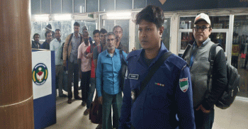 বেনাপোল চেকপোস্ট দিয়ে ১৭ পাসপোর্ট যাত্রীকে হস্তান্তর