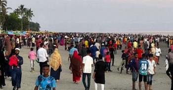 সরকারী ছুটির দ্বিতীয় দিনেও কুয়াকাটা সৈকতে হাজারো পর্যটকের উন্মাদনা