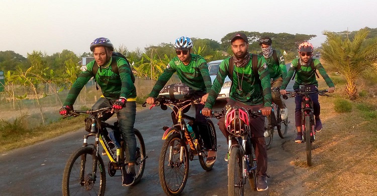 দীর্ঘ ২৩৭ কিলোমিটার পথ সাইকেল চালিয়ে পাঁচ শিক্ষার্থী কুয়াকাটায়