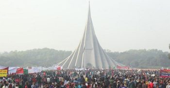 শ্রদ্ধা জানাতে জাতীয় স্মৃতিসৌধে সর্বস্তরের মানুষের ঢল