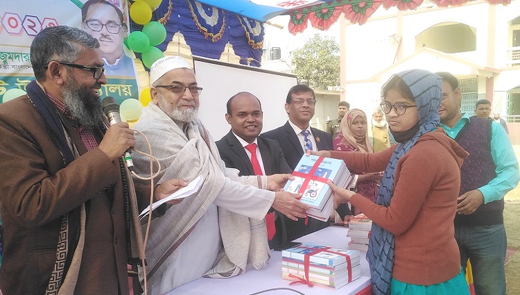 সাপাহারে বই বিতরণ উৎসব অনুষ্ঠিত হয়েছে