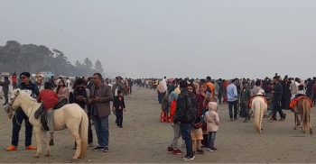 ঘন কুয়াশায় বছরের প্রথম সূর্যদয় উপভোগ করতে না পারলেও প্রকৃতি দেখে মুগ্ধ পর্যটক
