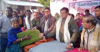 বোচাগঞ্জে ৬ ইউনিয়নে নৌ প্রতিমন্ত্রীর উপহার শীতবস্ত্র বিতরণ