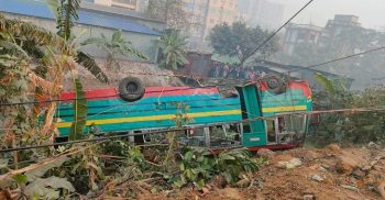 ঢাকা-চট্টগ্রাম মহাসড়কে নিয়ন্ত্রণ হারিয়ে শ্রমিকবাহী বাস খাদে