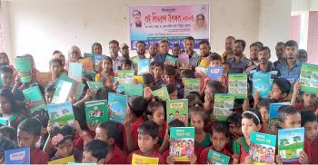কলাপাড়ায় শিক্ষার্থীদের হাতে নতুন বই তুলে দিয়েছেন কেন্দ্রীয় যুবলীগ নেতা