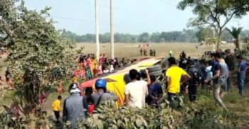 মেহেরপুরে পিকনিকের বাস উল্টে আহত অন্তত ২০