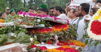 শহীদদের প্রতি সর্বস্তরের মানুষের শ্রদ্ধা