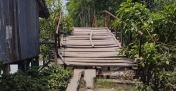 ঝুঁকিপূর্ন ব্রিজ জেনেও দশমিনায় শিক্ষার্থী-পথচারীরা পারাপার