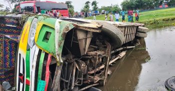 কলাপাড়ায় বাস খাদে পড়ে হেলপারের মৃত্যু।। আহত ১৫ জন