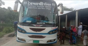 সরকারি চাল পাচার কালে জনতার হাতে বৈশাখী পরিবহন বাস আটক
