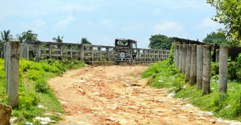 ঝুঁকি পূর্ণ খাজুরা ব্রীজের দুই পাশ্বে রাস্তাঃ নেই কর্তৃপক্ষের নজরদারী