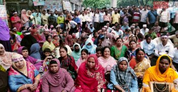 দাবি আদায়ে ১৩তম দিনের মতো অবস্থান কর্মসূচি পালন করছেন শিক্ষকরা