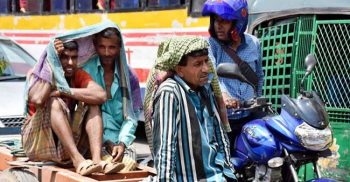 বর্ষা মৌসুমেও দেখা নেই বৃষ্টির, গরমে অতিষ্ঠ খেটে খাওয়া মানুষ