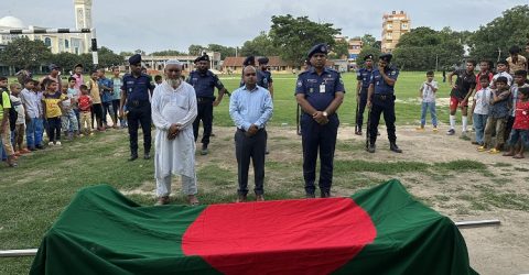 সাপাহারে মুক্তিযোদ্ধা আব্দুল গফুর কে রাষ্ট্রীয় মর্যাদায় দাফন