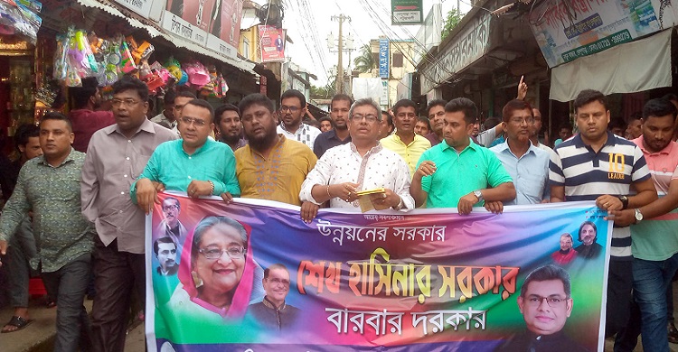 কলাপাড়ায় সরকারের উন্নয়ন কর্মকান্ডের লিফলেট বিতরণ