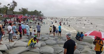 বর্ষায় কুয়াকাটায় পর্যটকদের সমুদ্র বিলাস