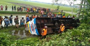 জয়পুরহাটে যাত্রীবাহী বাস নিয়ন্ত্রণ হারিয়ে খাদে, আহত ২৫
