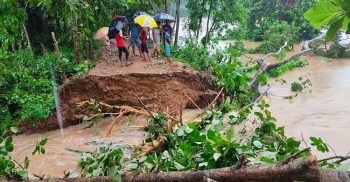 ফেনীর ফুলগাজীতে মুহুরী নদী রক্ষা বাঁধে ভাঙন লোকালয়ে ঢুকছে পানি