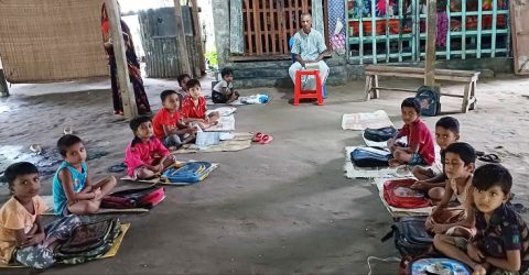 আগৈলঝাড়ায় ৬০ বছর ধরে শিশুদের মাঝে শিক্ষার আলো বিলিয়ে আসছেন রমণী কান্ত