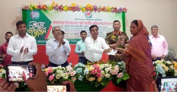 পটুাখালীর কলাপাড়ায় ভোটারদের মাঝে স্মার্ট কার্ড বিতরণ