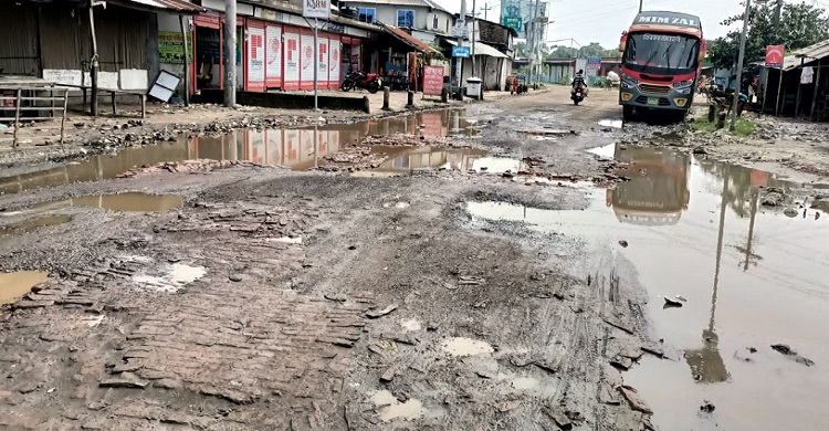 পর্যটন কেন্দ্র কুয়াকাটায় যাতায়াতের একমাত্র সড়কের বেহাল দশা