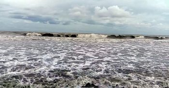 কুয়াকাটা সংলগ্ন বঙ্গোপসাগর উত্তাল, তীরে ফিরেছে অধিকাংশ মাছধরা ট্রলার