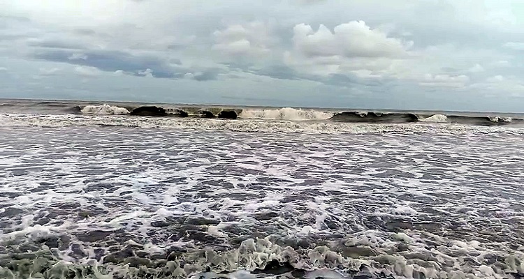 কুয়াকাটা সংলগ্ন বঙ্গোপসাগর উত্তাল, তীরে ফিরেছে অধিকাংশ মাছধরা ট্রলার