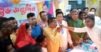 কেক কেটে কলাপাড়া পৌর মেয়র জন্মদিন পালন