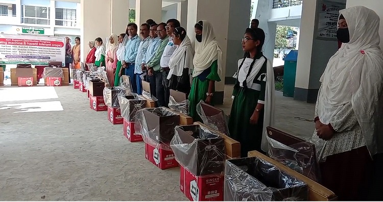 কলাপাড়ায় ১৪ কিশোরী পেলো সেলাই মেশিন