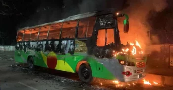৪০ মিনিটের ব্যবধানে রাজধানীতে ৩ বাসে আগুন