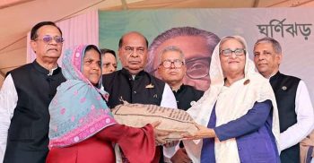 পটুয়াখালীর কলাপাড়ায় ত্রাণ বিতরণ করলেন প্রধানমন্ত্রী