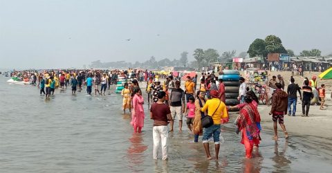 ঈদের পঞ্চম দিন: পর্যটকদের পদচারণায় মুখরিত কুয়াকাটা সৈকত