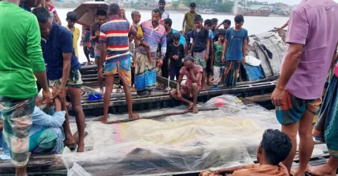 বাগেরহাটে জাহাজের পাখার দড়ি পেঁচিয়ে ট্রলারডুবি জেলের লাশ উদ্ধার