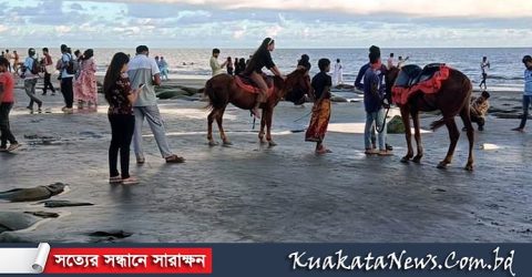 পূজার ছুটিতে কুয়াকাটা সৈকতে পর্যটকের ঢল