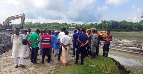 নদী থেকে অবৈধভাবে মাটি কাটার দায়ে জরিমানা