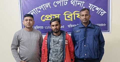 বেনাপোলে পুলিশের অভিযানে ফেনসিডিল সহ আটক ১