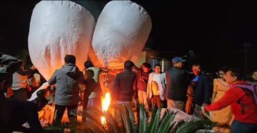 তারুণ্যের উৎসব: কুয়াকাটার আকাশে অর্ধশতাধিক বর্নিল ফানুস