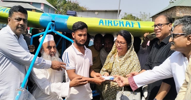 বিমান তৈরি করা জুলহাসের পাশে দাঁড়ালেন তারেক রহমান