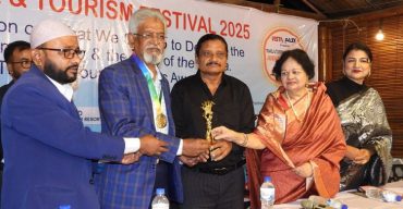 ট্রাভেল এন্ড ট্যুরিজম অ্যাওয়ার্ডে আজীবন সম্মাননায় ভূষিত জাহাঙ্গীর আলম