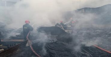 রাজধানীর রামপুরায় সিএনজি ও অটোরিকশার গ্যারেজের আগুন