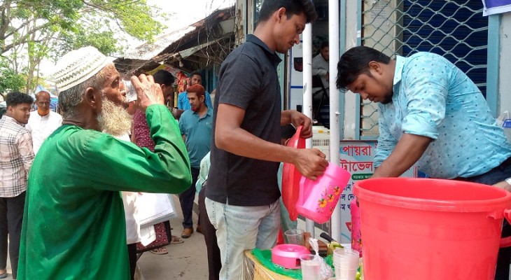 কলাপাড়ায় তৃষ্ণার্ত মানুষের মাঝে সরবত বিতরন